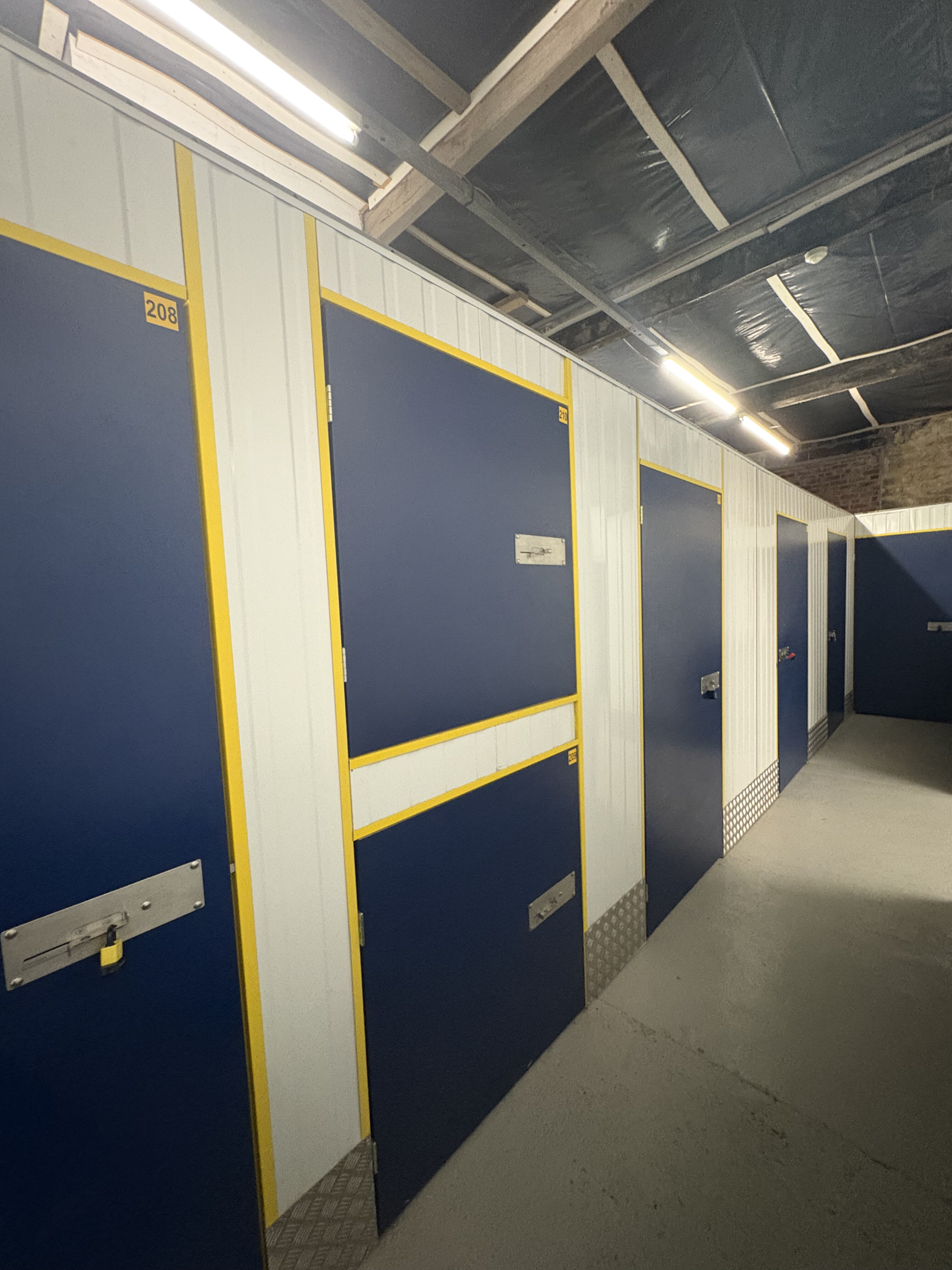 Locker (10 SQ FT) 4 x 4 x 4 ft - Small Car (Boxes/Suitcases)